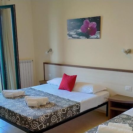 B&B Hotel Helios Uggiano La Chiesa Exteriör bild