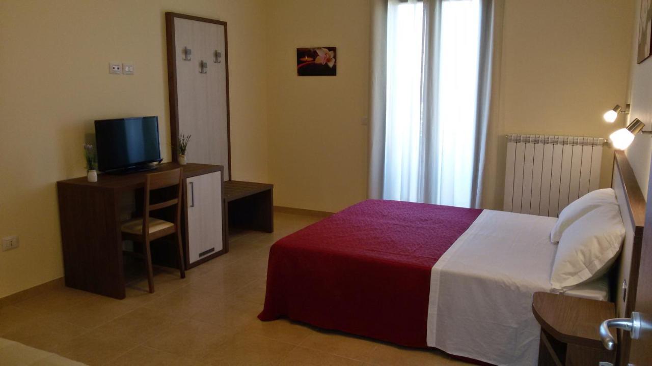 B&B Hotel Helios Uggiano La Chiesa Exteriör bild