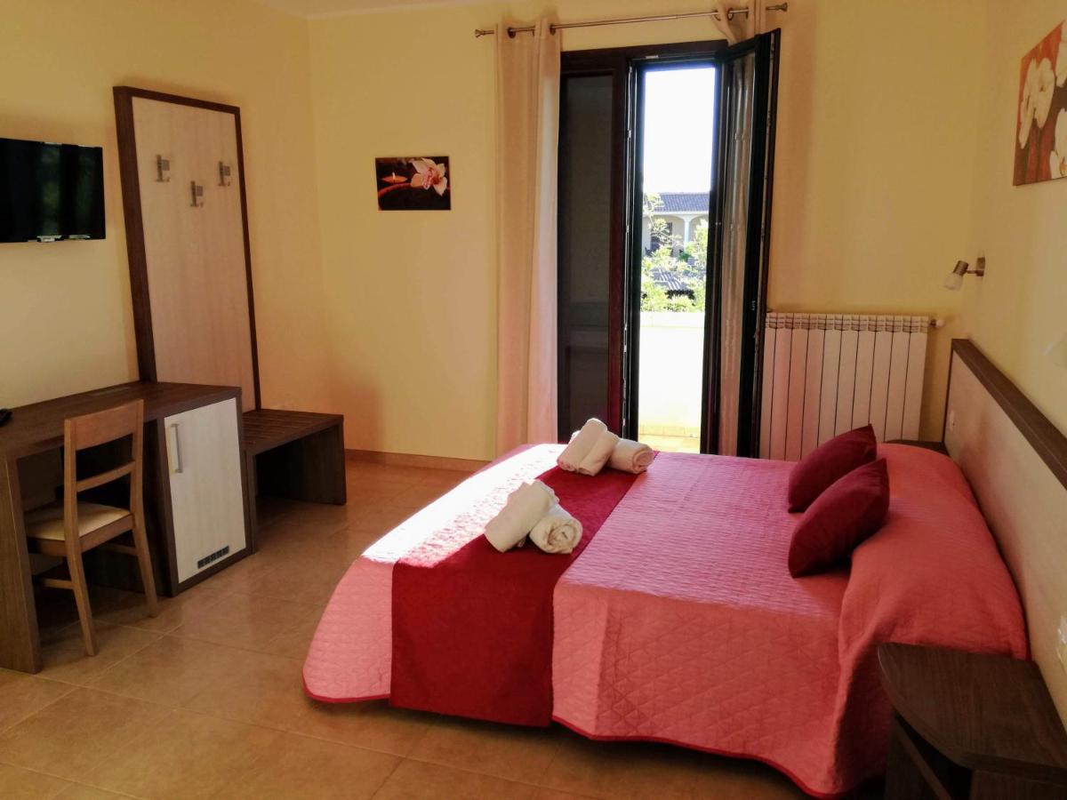 B&B Hotel Helios Uggiano La Chiesa Exteriör bild