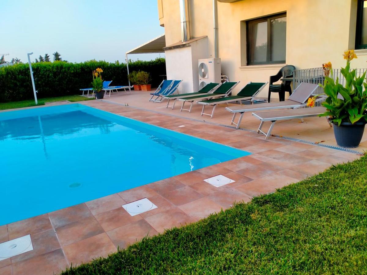 B&B Hotel Helios Uggiano La Chiesa Exteriör bild