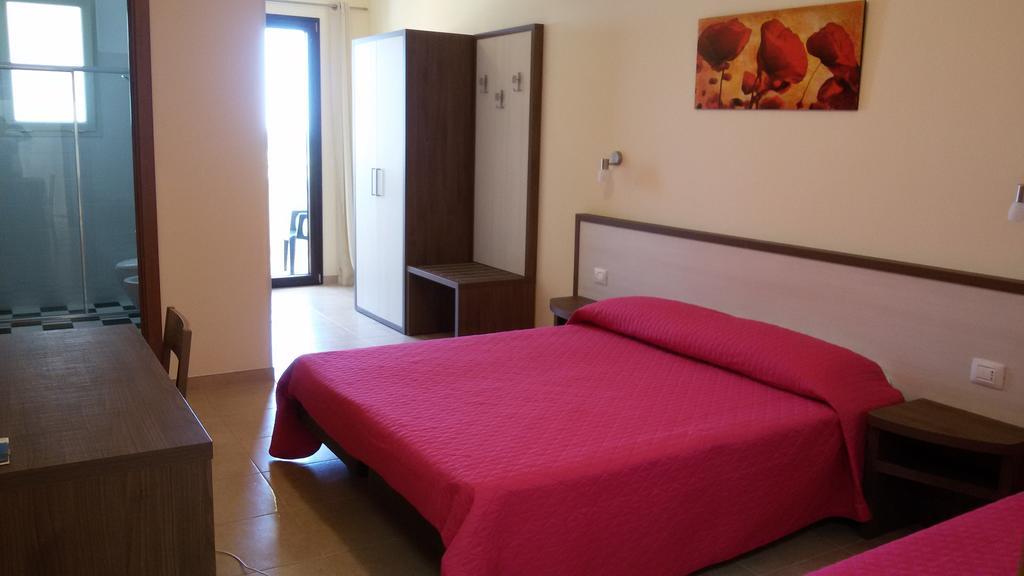 B&B Hotel Helios Uggiano La Chiesa Exteriör bild