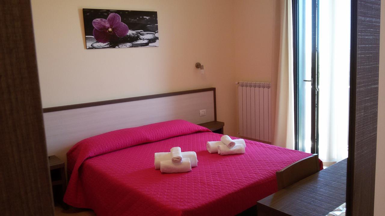 B&B Hotel Helios Uggiano La Chiesa Exteriör bild