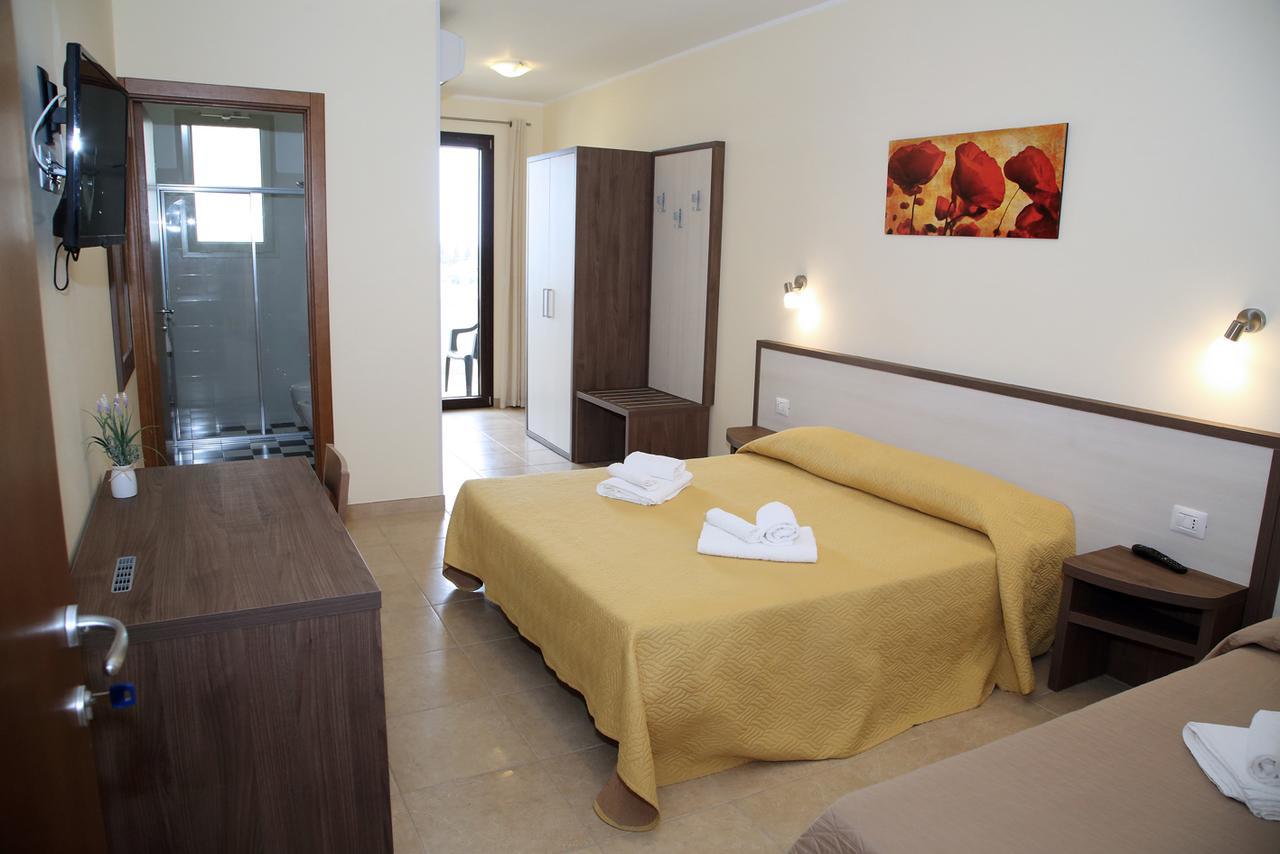 B&B Hotel Helios Uggiano La Chiesa Exteriör bild